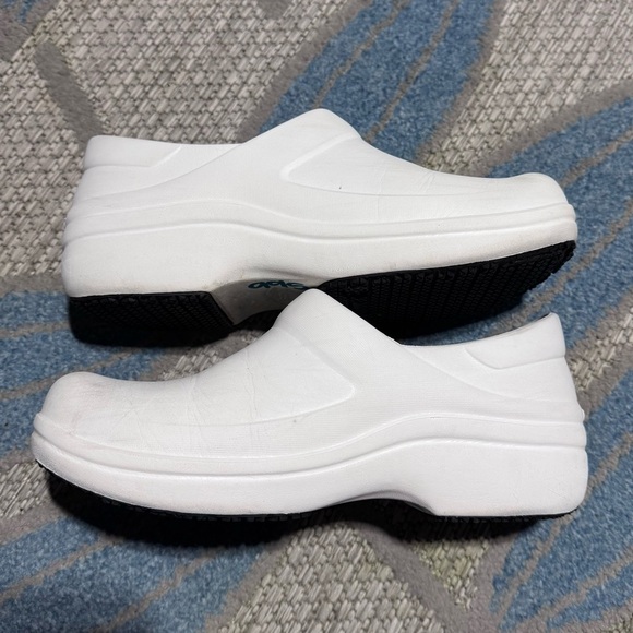 Crocs dual comfort white clogs nursing womans Size 8 - Picture 7 of 7